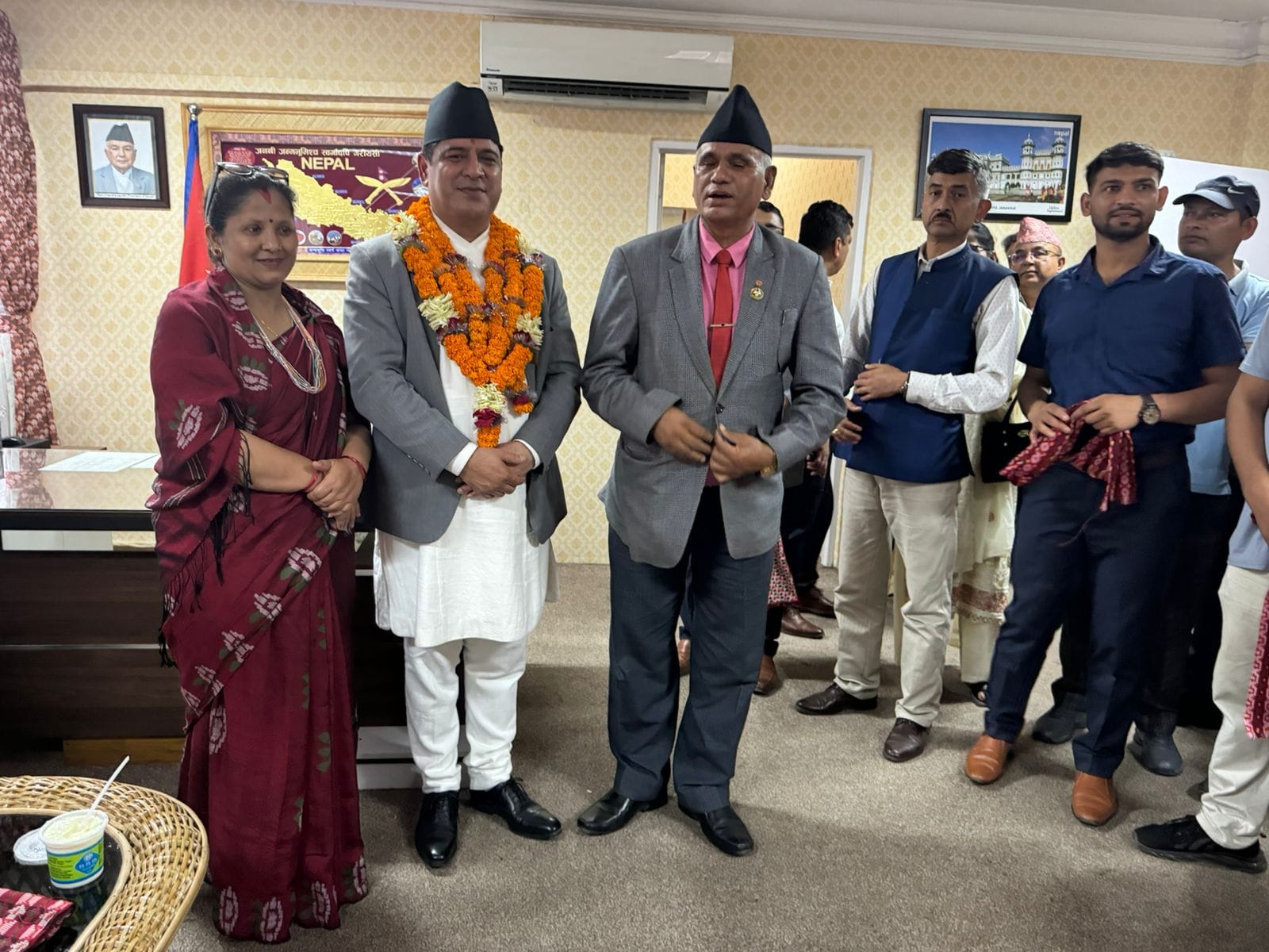 सम्माननीय दामोदर भण्डारी पुन उद्योग, वाणिज्य तथा आपूर्ति मन्त्री हुनुभएकोमा हार्दिक बधाई तथा शुभकामना !